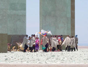 Rogativas atacameñas y aymaras en el Hito Monumental al Trópico de Capricornio en Chile.