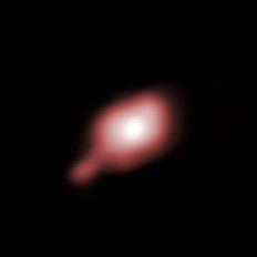 En la imagen se observa la estrella encapsulada en su capullo de gases con un chorro prominente. Cr�dito: ESO/S. Kraus.