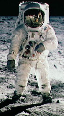 Aldrin frente a la cmara de Amstrong durante la misin Apollo 11 (20 Julio, 1969), foto anloga.