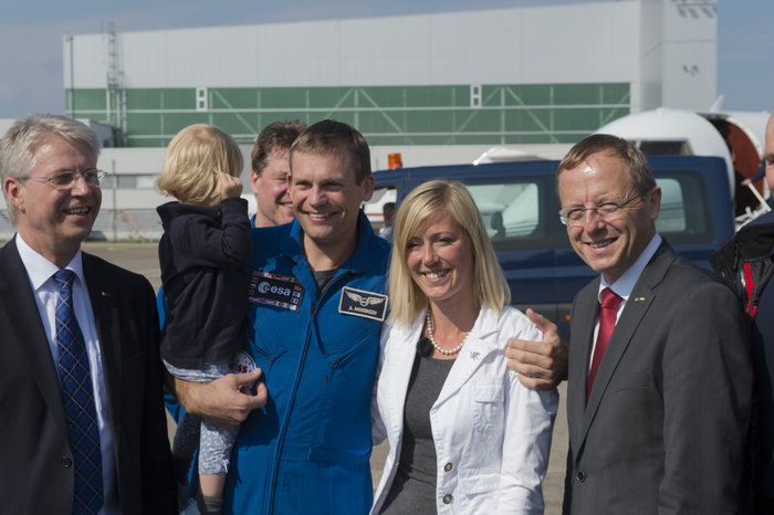 Astronauta de la ESA Andreas Mogensen fue recibido por su familia y Jan Woerner, Director General de la ESA, en el aeropuerto de Colonia. Crédito: ESA.