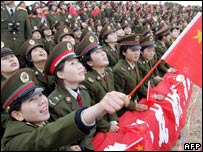 Militares chinos saludan entusiastas el lanzamiento de sus colegas de la Fuerza Area. Crdito AFP