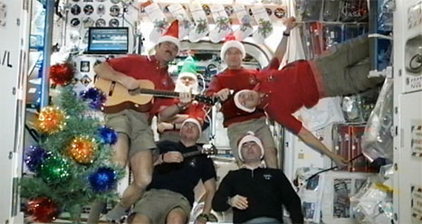 La tripulación de la Expedición 34 de la Estación Espacial Internacional celebra la llegada de la Navidad 2012. Crédito: NASA. La tripulación de la Expedición 34 de la Estación Espacial Internacional celebra la llegada de la Navidad 2012. Crédito: NASA.