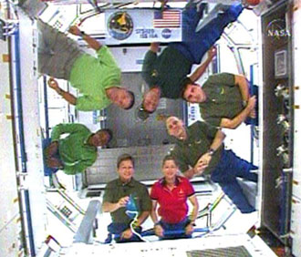Las tripulaciones de la misin STS-120 y de la Expedicin 15 hablan con la prensa dentro del nuevo mdulo Harmony de la EEI.