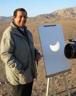 El profesor Ricardo Leiva Gajardo observa el Eclipse Parcial de Sol por proyeccin en Copiap. Crdito: Samuel Tapia Fajardo, Copiap, Chile.