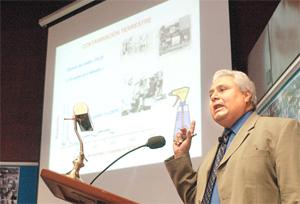 Astrobiólogo mexicano Rafael Navarro-González.