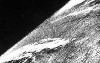 Primera foto de la Tierra desde el espacio.
