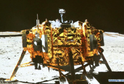 El rover chino Yutu y la estación Chang 3 se fotografiaron entre ellos en la Luna antes de irse a dormir. (Haga clik en las imágenes para agrandar).