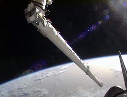 El brazo robótico del trasbordador Endeavour. Foto NASA. El brazo robótico del trasbordador Endeavour. Foto NASA.