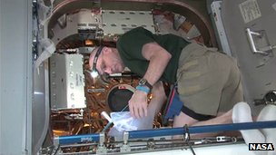 El especialista Don Petit descarga la cpsula Dragon en la EEI. Crdito: NASA.