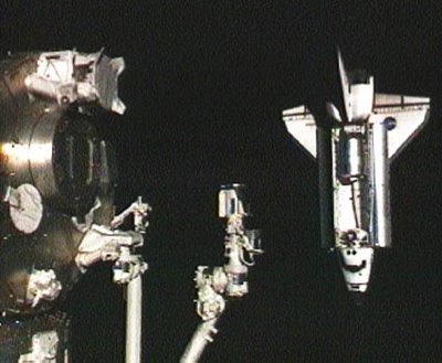 El Trasbordador Espacial Endeavour se apresta a atracar en la Estación Espacial Internacional, a 350 kilmetros de altura.
