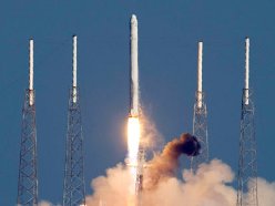 Lanzamiento del cohete Falcon 9 y la nave privada Dragon, desde Cabo Caaveral, por la compaia SpaceX.