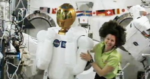 Catherine Coleman de la Expedicin 27 desempaca a Robonaut2. Crdito:NASA.