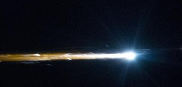 La c�psula rusa Soyuz TMA-05M con Expedici�n 33 desciende como un meteoro sobre Kazajst�n. Cr�dito: NASA.