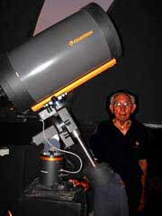El director del observatorio, Tom�s Moore, junto al telescopio Celestron de 14 pulgadas (356 mm), modelo GOTO CGE 1400.