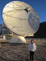 La astrnoma Mnica Rubio frente al radio telescopio APEX en Chajnantor, a 5.100 metros de altura. Crdito: DAS U. Chile. (Haga click en la imagen para agrandar).