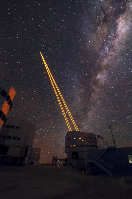 Los 4 rayos laser del sistema de óptica adaptativa encendidos sobre el telescopio Yepún de 8 metros de Paranal. Crédito: ESO.