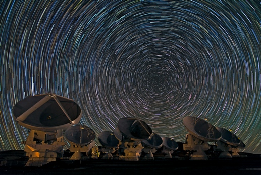 Babak Tafreshi, uno de los Fotógrafos embajadores de ESO, ha captado la imagen con tiempo de las antenas de ALMA (Atacama Large Millimeter/submillimeter Array) poniendo el centro en el Polo sur Celeste. Crédito: Tafreshi/ESO.