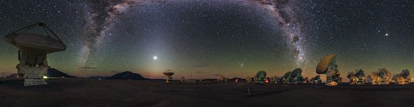 Panorámica de las antenas del Observatorio ALMA bajo la Vía Láctea, arqueándose como un arcoíris galáctico del polvo y estrellas sobre el llano de Chajnantor, en los Andes chilenos.
Crédito: Tafreshi/ESO. (Haga clik en la imagen para agrandar.)