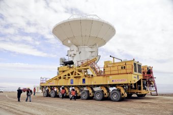 Primer radiotelescopio de ALMA llega a Chajnantor. Foto: ESO.