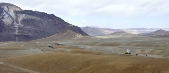 Primer radiotelescopio de ALMA es llevado a Chajnantor. Foto: ESO.