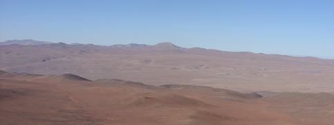 Panormica de la Sierra Vicua Mackenna, donde se destaca cerro Armazones. Imagen: Jorge Ianiszewski.