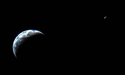 La Tierra y la Luna vistas desde la sonda interplanetaria japonesa Nozomi el 18 de Julio, 1998 