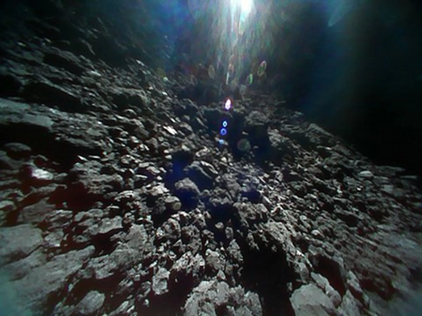La superficie del asteroide Ryugu, vista por la sonda Minerva 2 luego de su aterrizaje. Crditos: Hayabusa2/Jaxa.