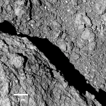La imagen de msa alta resolucin del asteroide Ryugu, tomada desde 60 metros de altura por la sonda japonesa Hayabusa2. Crditos: Hayabusa2/Jaxa.