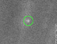 Uno de los nuevos minisatlites de Neptuno, se puede distinguir contra el fondo con los trazos de las estrellas fijas. Crdito: H-S CfA