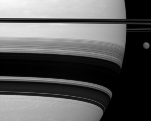 La nave espacial Cassini de la NASA/ESA captó los anillos de Saturno y Titán lado a lado. Haga click en la imagen para agrandar. Crédito: NASA/ESA.