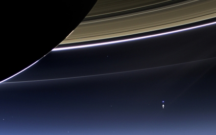 La cámara gran angular de la nave espacial Cassini de la NASA captó los anillos de Saturno y el planeta Tierra y su Luna en la misma foto. Haga click en la imagen para agrandar. Crédito: NASA/JPL.