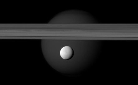 La nave espacial Cassini de la NASA/ESA captó los anillos de Saturno, y los satélites Enceladus, al frente, y Titán. Haga click en la imagen para agrandar. Crédito: NASA/ESA.