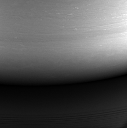 La última imagen enviada por la sonda espacial Cassini antes de quemarse en la atmósfera de Saturno. Crédito: NASA. (Haga click en la imagen para agrandar).