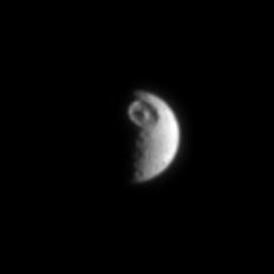 Es Mimas, la luna de Saturno con sombrero (es un cr�ter de impacto).