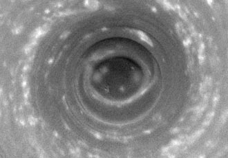 Vortice tipo huracán en el Polo Sur de Saturno. Cassini/NASA. Vortice tipo huracán en el Polo Sur de Saturno. Cassini/NASA.