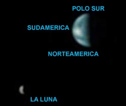 La Tierra y la Luna vistas desde Marte, a una distancia de 138 millones de kilómetros. Se distinge claramente Sudamérica. El Polo Sur está arriba.