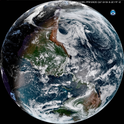 La Cámara Policromática de la Tierra, o EPIC, a bordo del Observatorio Climático del Espacio Profundo de la NOAA captó esta imagen de la Tierra el día que le muestra al Sol su Trópico de Cáncer, es el día del Solsticio del 21 de junio 2018. El Sur está arriba. Crédito: EPIC/NASA.