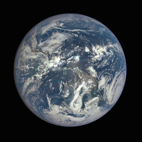 La Cámara Policromática de la Tierra, o EPIC, a bordo del Observatorio Climático del Espacio Profundo de la NOAA captaron esta imagen de la Tierra el 06 de julio, que muestra las Américas con el Sur arriba. Crédito: EPIC/NASA.