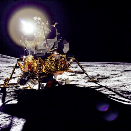 La oscura sombra del mdulo lunar Antares de la Apolo 14.