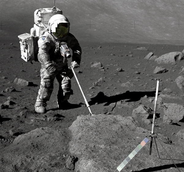 El traje espacial del gelogo Jack  
Schmitt qued cubierto del fino polvo lunar, luego de tres das de trabajo en la Luna.  
Crdito: NASA.