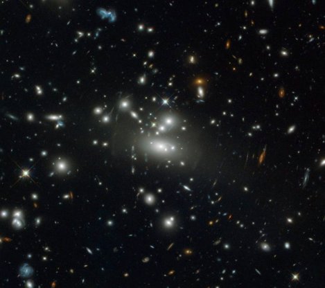 La masiva concentracin de materia oscura y galaxias en el cmulo Abell S1077 curva el espacio tiempo a su alrededor desviando la luz de galaxias lejanas hacia nosotros. Crdito: ESA.