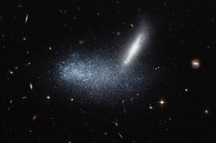 Dos galaxias dan la impresin de estar entrelazadas. Crdito: NASA/HST.