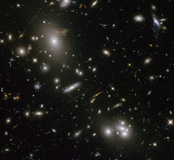 La masiva concentracin de materia oscura y galaxias en el cmulo Abell 68 curva el espacio tiempo a su alrededor desviando la luz de galaxias lejanas hacia nosotros. Crdito: Hubble ST/NASA.