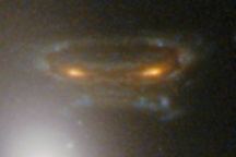 Espejismo de una galaxia lejana distorcionada por el cmulo Abell 687. Crdito: Hubble ST/NASA.