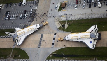 Los trasbordadores espaciales Discovery y Endeavour se cruzan por ltima vez en la loza del Centro Espacial Kennedy. Crdito: NASA.