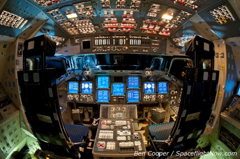 La cabina del Endeavour (haga click para agrandar). Crdito: Spaceflightnow.com.