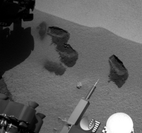 En la superficie de Marte se pueden ver las huellas de las tres cucharadas de muestras que tom el rover. (Fotos: NASA).