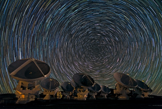 Babak Tafreshi, uno de los Fotgrafos embajadores de ESO, ha captado la imagen con tiempo de las antenas de ALMA (Atacama Large Millimeter/submillimeter Array) poniendo el centro el Polo sur Celeste. Crdito: Tafreshi/ESO.