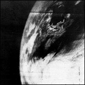 La primera imagen desde un satlite de la Tierra, tomada por el TIROS-1, de EEUU. Haga click en la imagen y vea cmo la NASA hace las fotos de la Tierra hoy en da.