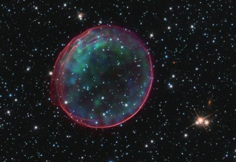Los restos en expansin de la Supernova SNR 0509-67.5 en la Gran Nube de Magallanes en colores artificiales. Se  combinan imgenes tomadas en Rayos X y visible. Crdito: Chandra/HST/NASA.